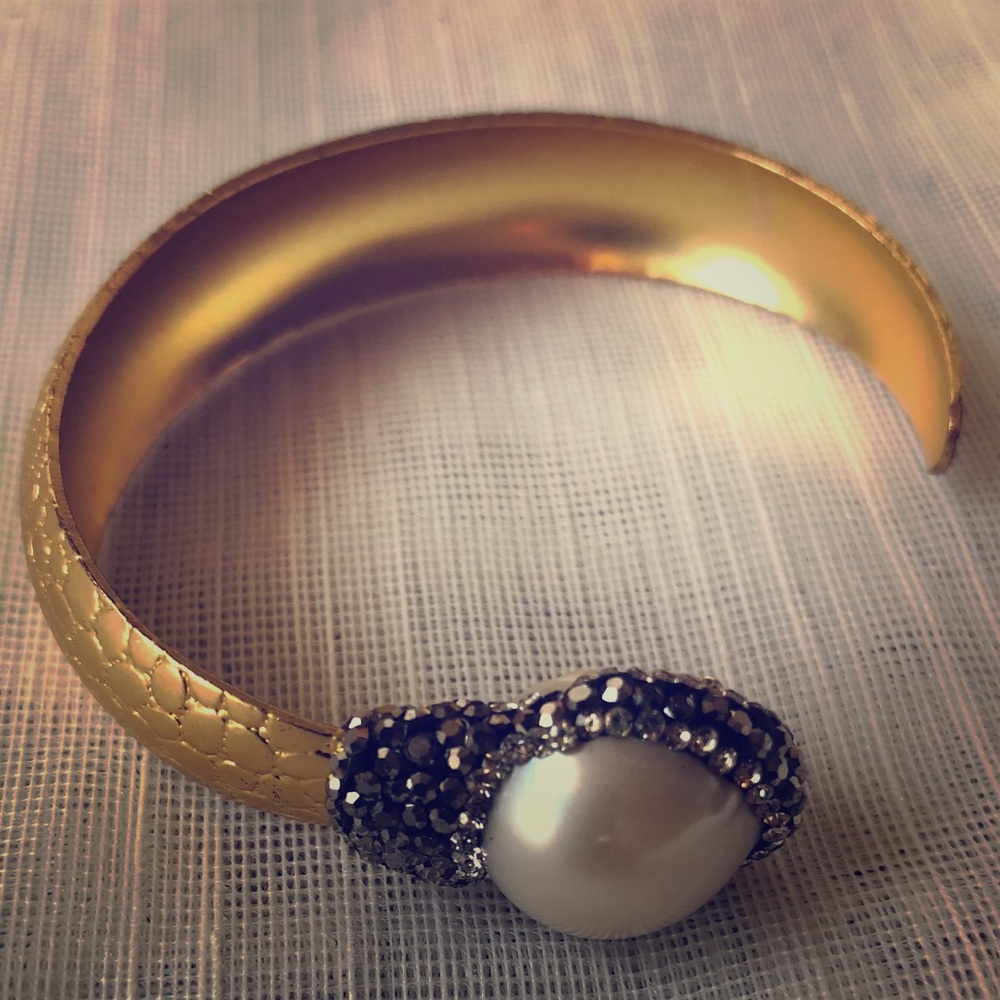 Golden bracelet with pearl